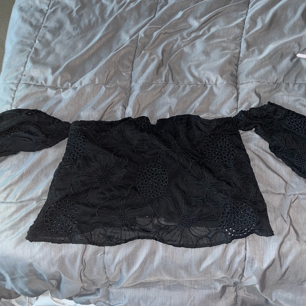 Guess large lace, crop, off the shoulder sleeves